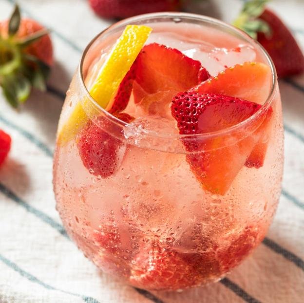 Imagen principal - Cóctel sin alcohol de fresas con agua con gas de Solán de Cabras.