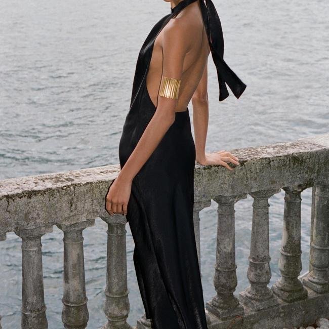 Vestido largo negro con espalda cruzada de Zara, 35,95 euros.