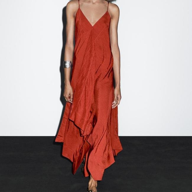 Vestido midi de lino de Massimo Dutti, 39,95 euros.