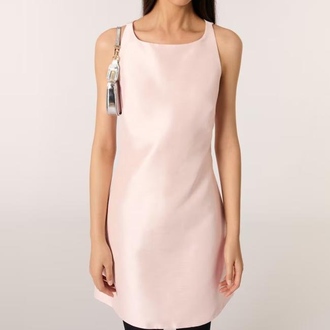 Slip dress satinado de Maje, 172 euros.