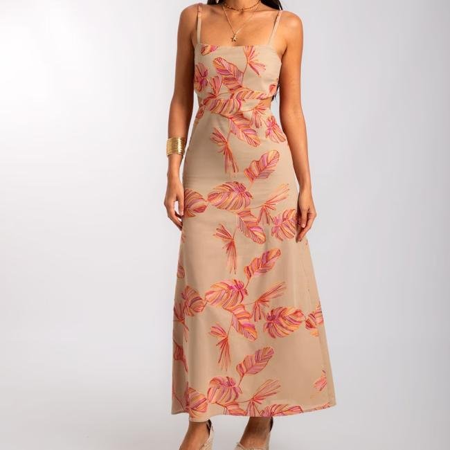 Vestido corto con espalda cruzada y falda evasé de The-Are, 69,95 euros.