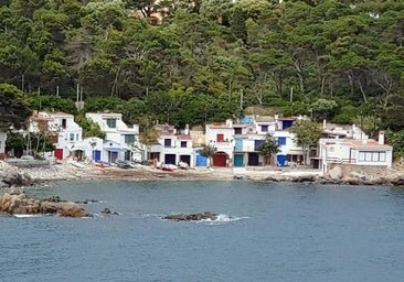 La cala de la Costa Brava que conquistó a Coco Chanel y Lola Flores: casas de colores, aguas cristalinas y la fecha que jamás olvidarán