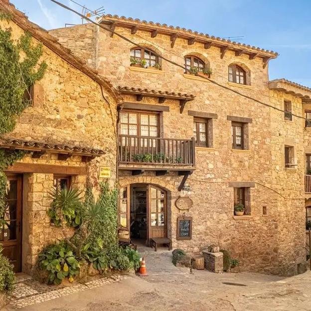 El pueblo medieval cerca de Barcelona que enamora a los turistas: castillo con vistas y rutas de senderismo