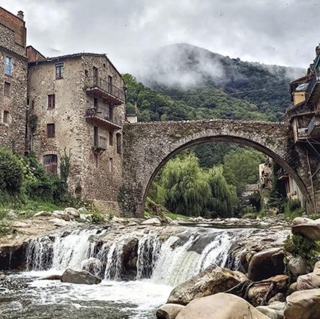 Girona tiene un pueblo escondido entre montañas perfecto para un fin de semana de desconexión: casas de piedra y naturaleza en Las Guillerías