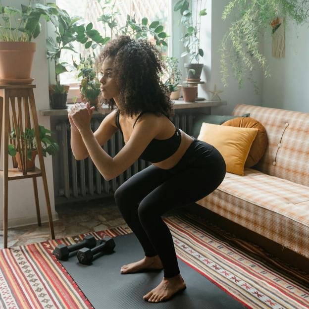 Por qué la sentadilla es el ejercicio más completo para adelgazar todo el cuerpo, según un experto japonés 