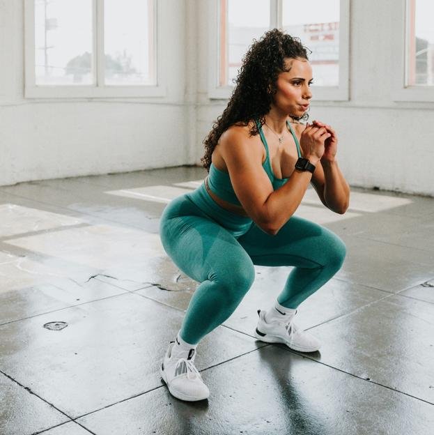 HIIT con sentadillas, un irresistible ejercicio de alta intensidad para endurecer glúteos y piernas en casa