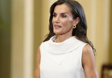 La reina Letizia estrena look para recibir a la selección femenina de fútbol y en los Premios XLSemanal: de los pendientes a la original blusa blanca