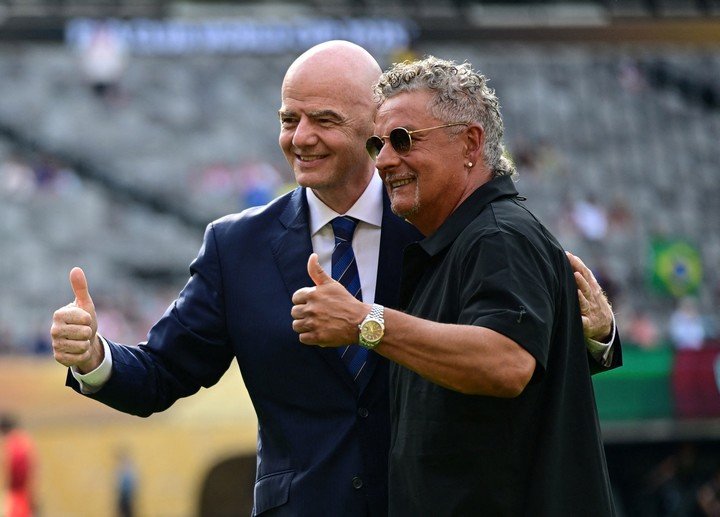 Gianni Infantino, presente en el MetLife Stadium de Nueva Jersey, en este caso junto a Roberto Baggio. Foto: Reuters / Mark Smith.