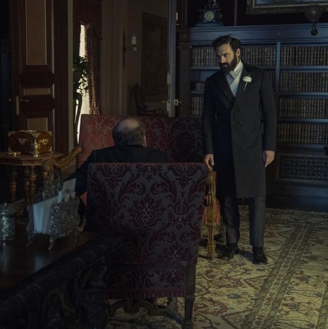 George Russell, preparado para la boda de su hija, escucha asombrado a J.P. Morgan en el cuarto episodio de la tercera temporada de La edad dorada.