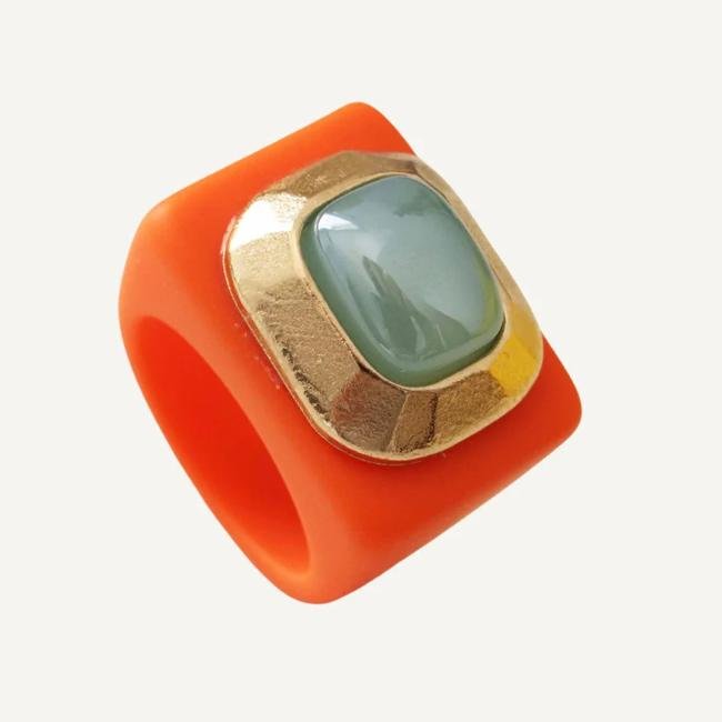 Anillo naranja de Emolo, 72 euros.