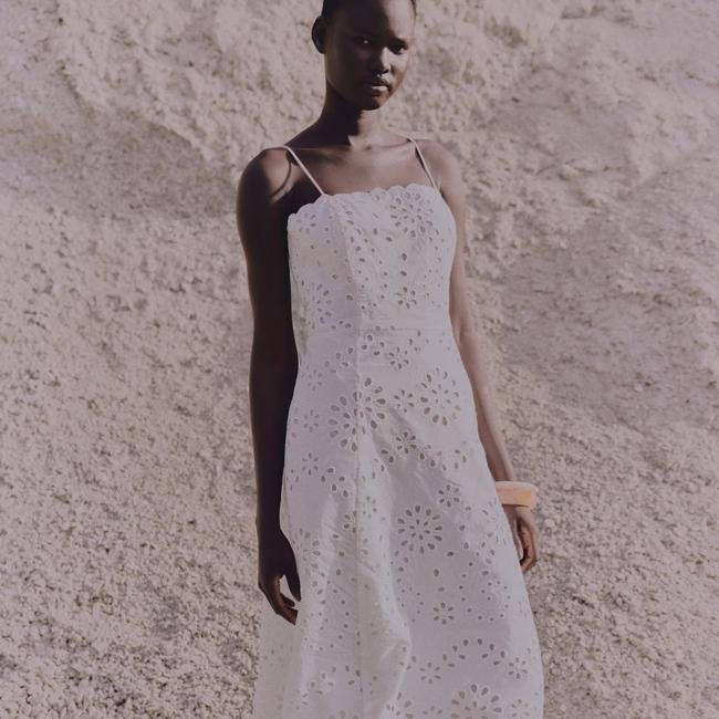 Vestido blanco con bordado inglés