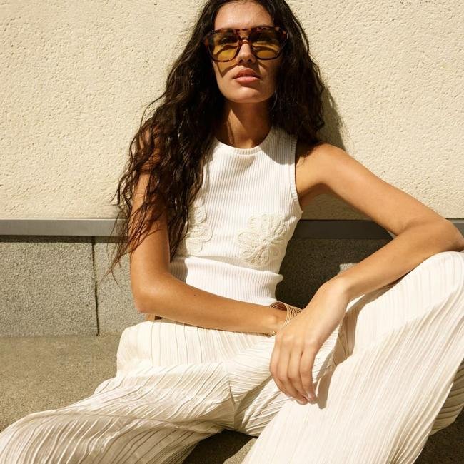 Top con flores bordadas