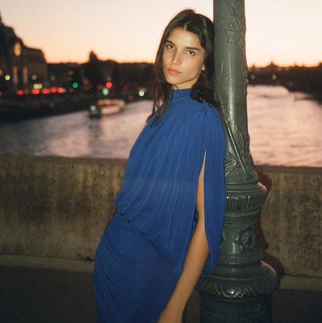 Vestido largo con capa azul eléctrico