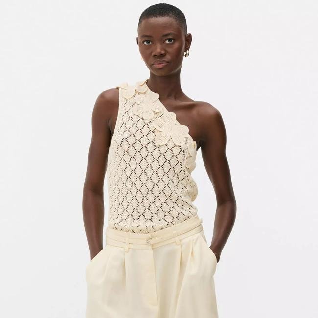 Top de crochet asimétrico con flores