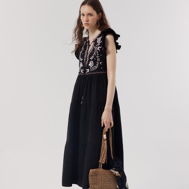 Vestido amplio con bordados