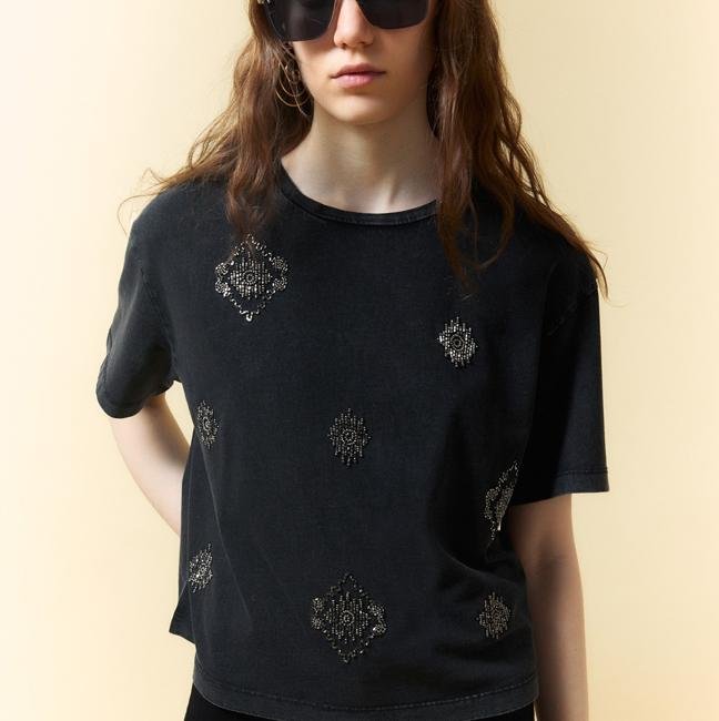 Camiseta con bordados de pedrería