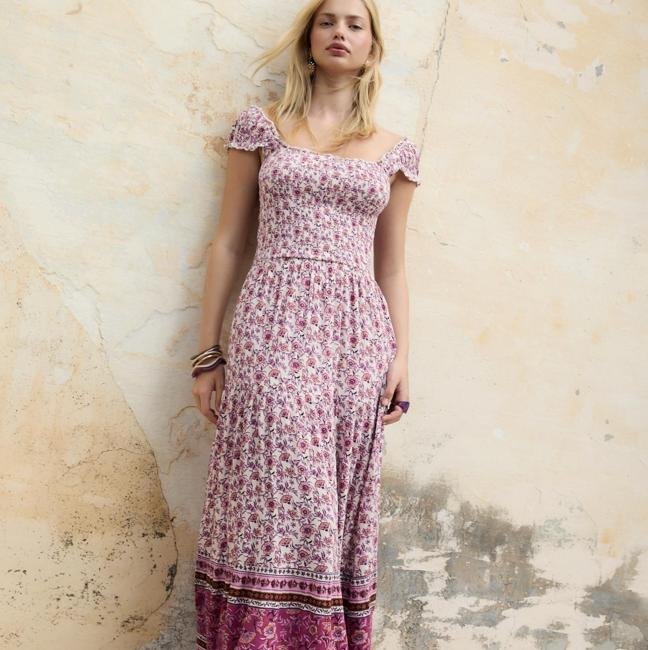 Vestido fluido estampado con elástico nido de abeja