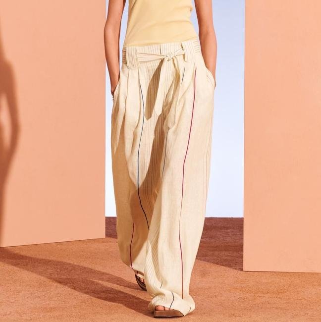 Pantalones fluidos de rayas con cinturón
