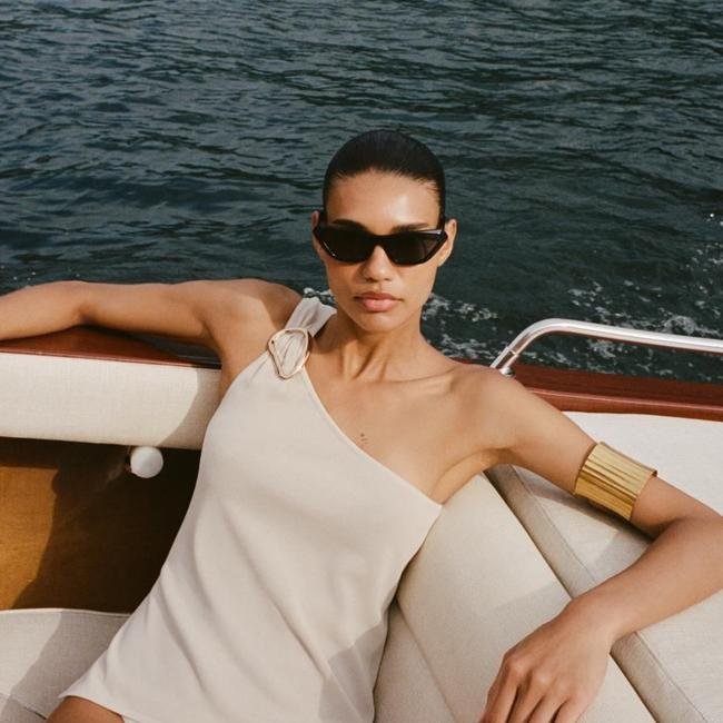 Top asimétrico con aplique dorado