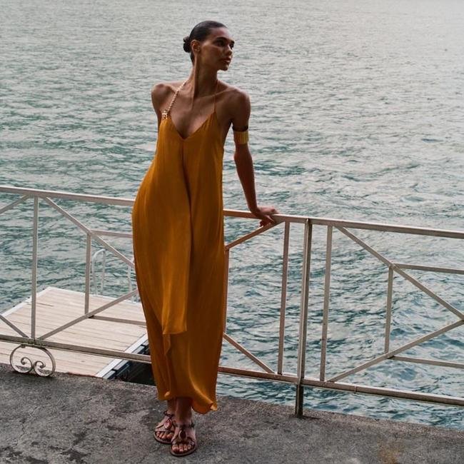 Vestido satinado fluido de tirantes