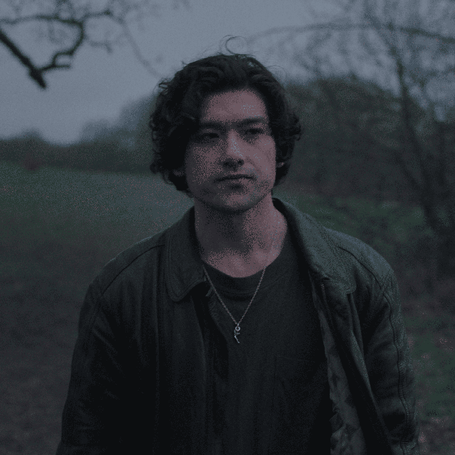 Will Sarpe, conocido por The White Lotus 2, es el interés amoroso de Jessica en Sin medida.