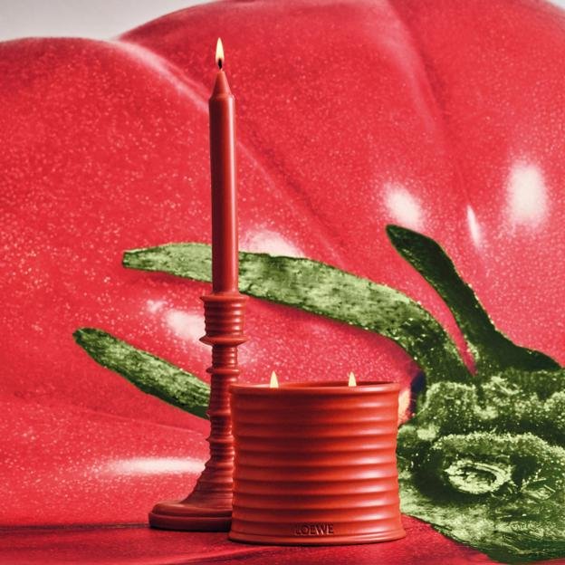 Imagen principal - Las velas y el portavelas de cuero trenzado de Loewe.