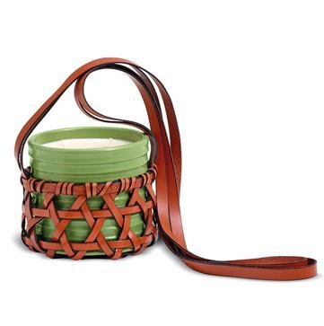 Imagen secundaria 1 - Las velas y el portavelas de cuero trenzado de Loewe.