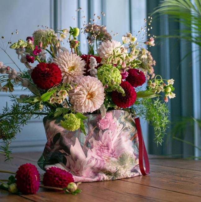 Ramo de flores de dalias de Sally Hambleton con bolso de Zubi.
