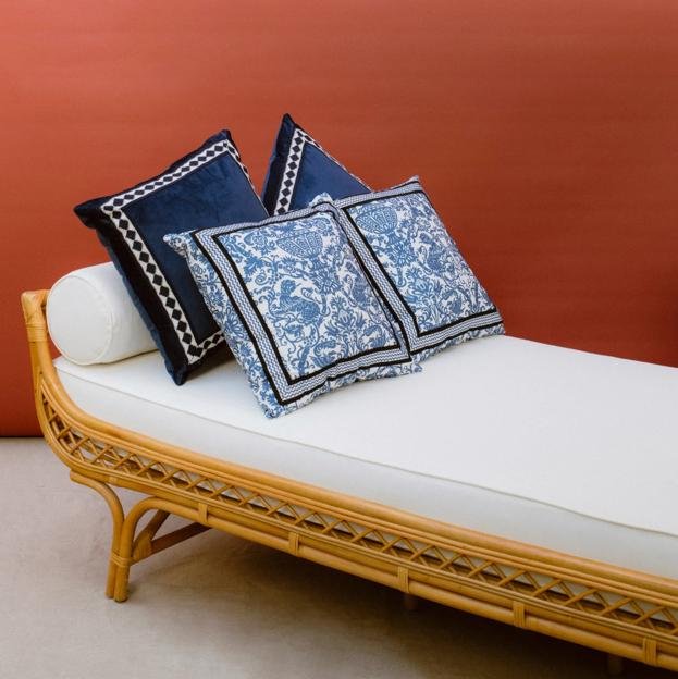 Imagen principal - El diván artesano cuesta 1.300 euros, el jarrón Anís, 280 y la mesa de café Azafrán, que combina el mimbre con el ratán, está rebajada a 544