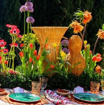 Imagen secundaria 1 - El diván artesano cuesta 1.300 euros, el jarrón Anís, 280 y la mesa de café Azafrán, que combina el mimbre con el ratán, está rebajada a 544