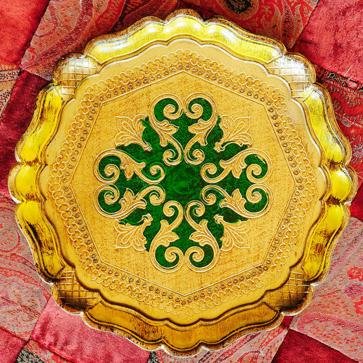 Imagen secundaria 1 - Vajilla de la colección de Casa Cabana. Abajo, bandeja florentina pintado a mano y plato portugués del siglo XIX.