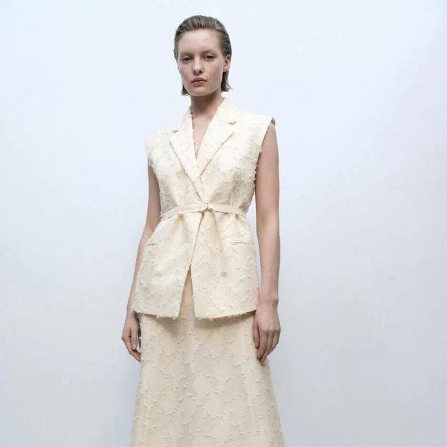 Chaleco blanco con textura de Mango, 49,99 euros.