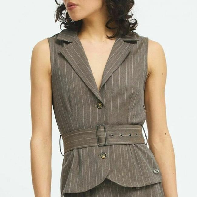 Chaleco de rayas con cinturón de Résumé, a la venta en Zalando, 140 euros.