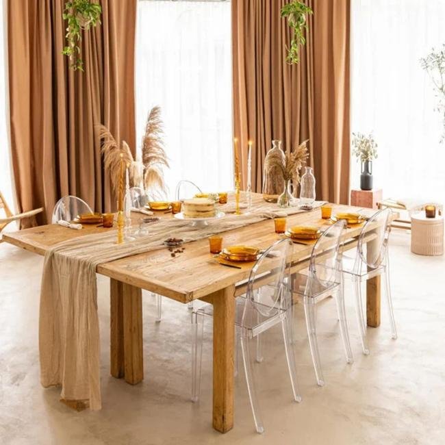 Mesa montada con vajilla Lys de Duralex.