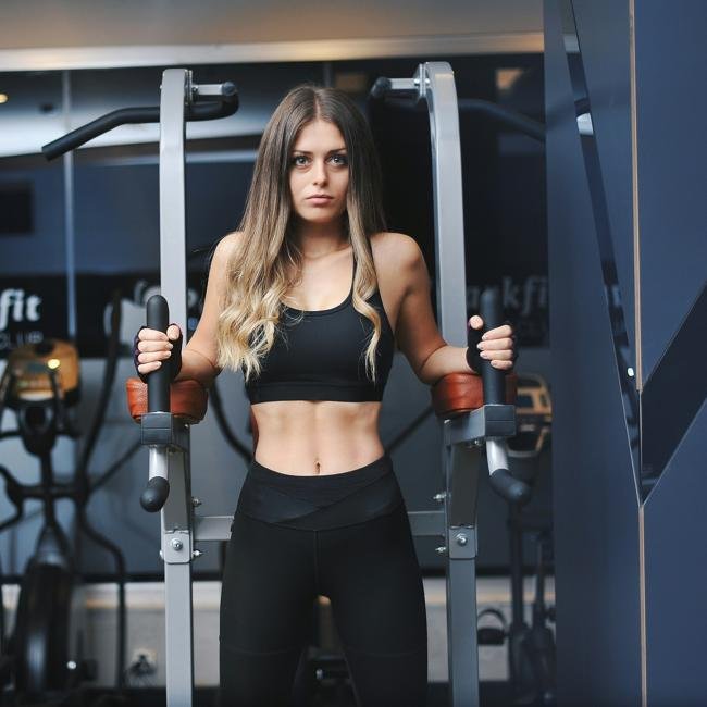 Mujer haciendo ejercicio con maquina.