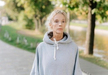 Flexiones contra la pared, la forma más fácil de tonificar core, brazos y glúteos a los 50