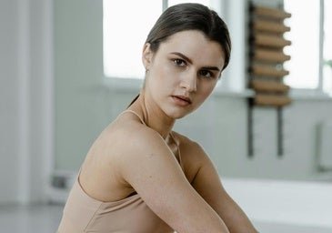 Press acostada con pesas rusas, un ejercicio espectacular para fortalecer pecho y hombros