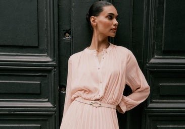 Vestidos plisados: la prenda comodín que ya está triunfando