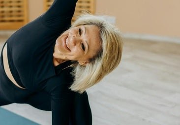 Postura de la puerta, la asana de yoga perfecta a los 50 para mejorar la postura