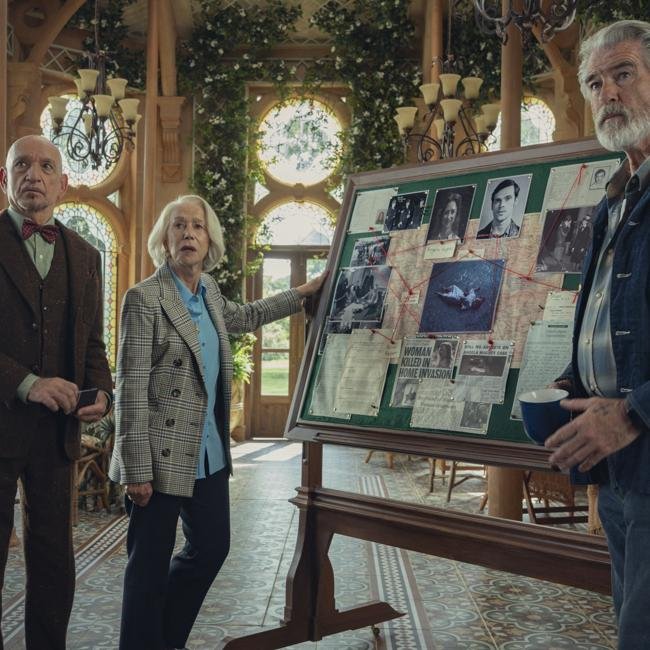 Ben Kingsley, Helen Mirren y Pierce Brosnan en una imagen de El club del crimen de los jueves.
