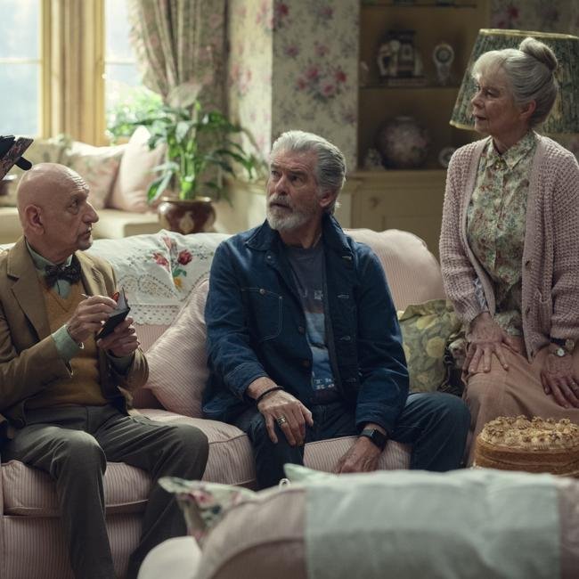 Ben Kingsley, Pierce Brosnan y Celia Imrie en una imagen de la adaptación de la novela de Richard Osman, El club del crimen de los jueves.