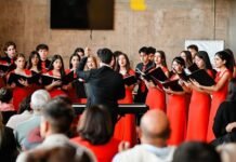 El Coro de los Niños Cantores en el Teatro Comedia antes de actuar en Europa