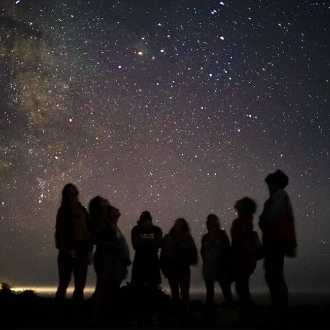 Grupo de personas viendo el cielo estrellado en Formentera