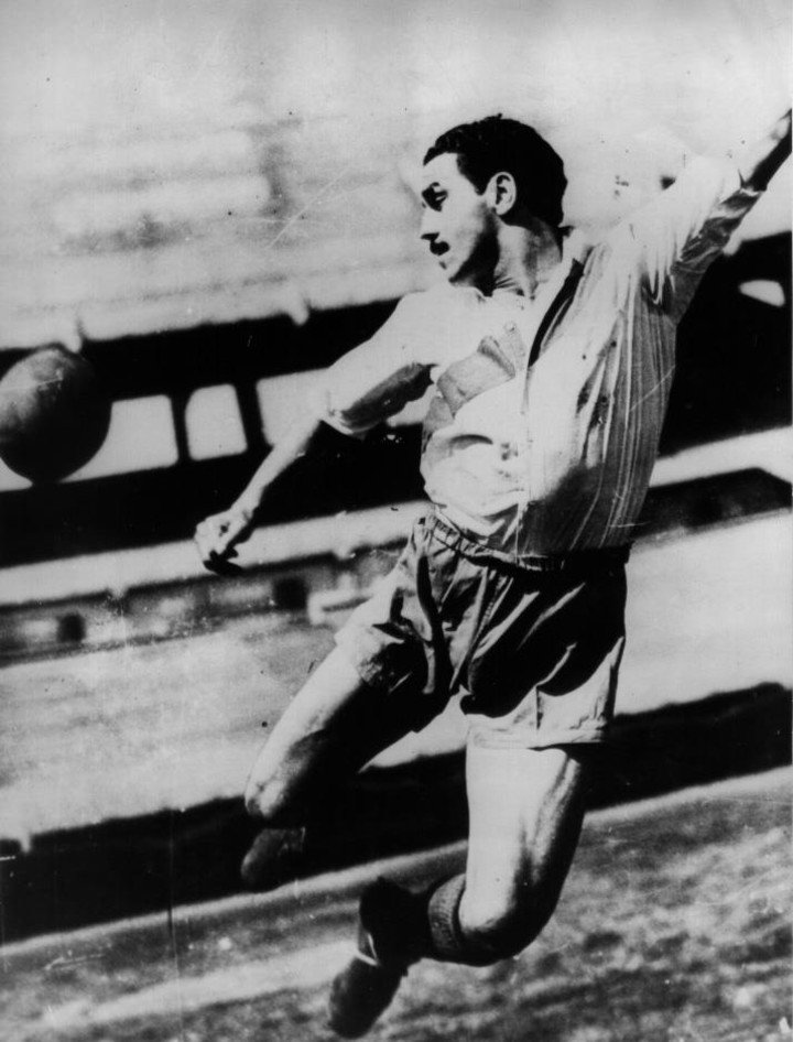 José Manuel Moreno, autor de cuatro goles en la goleada de River sobre Estudiantes por 8-1 en La Plata en 1938.