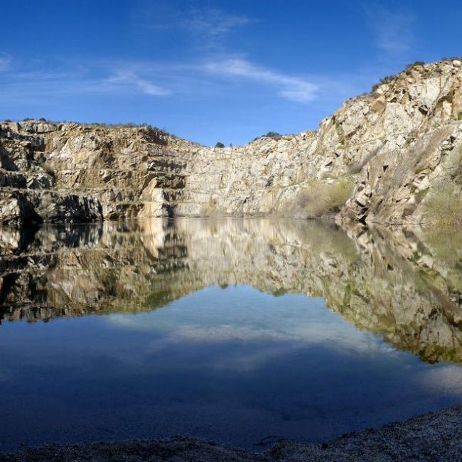 La Cantera de Alcántara es una piscina natural entre escarpados riscos.