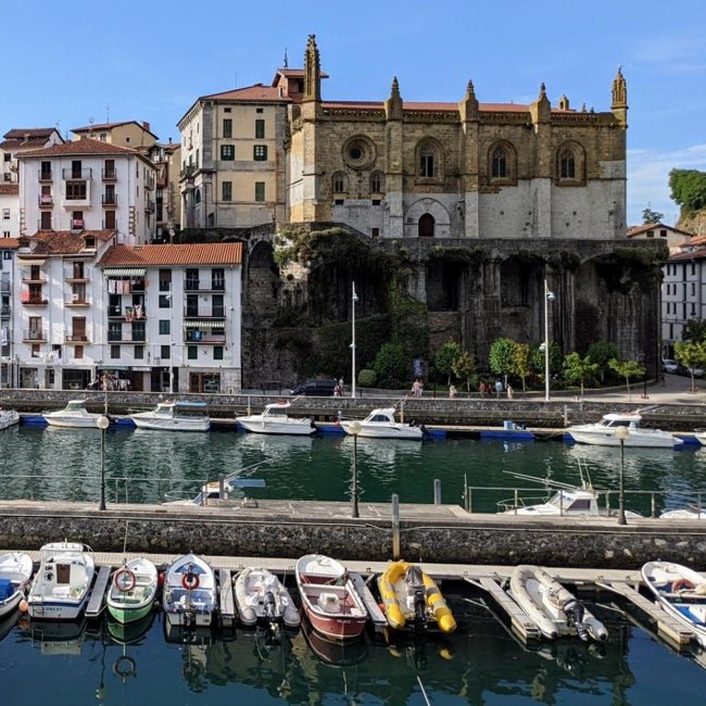 Una estampa de Ondarroa presidida por la iglesia Andra Mari.