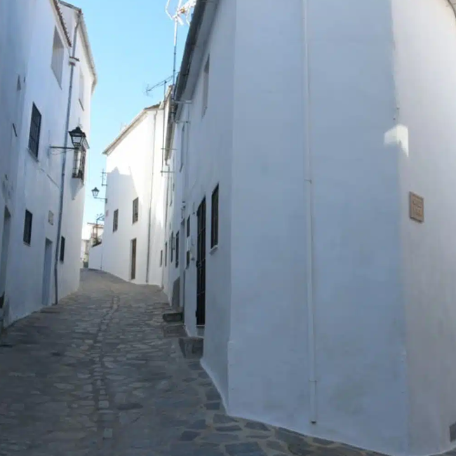 Las calles empedradas de Parauta con sus casas blanquísimas.