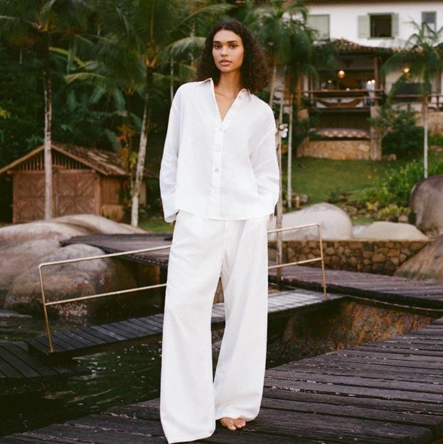 El pantalón blanco es el básico imbatible que tienes que tener este verano