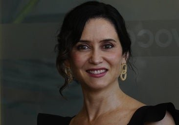 Isabel Díaz Ayuso, espectacular en los Premios Mariano de Cavia: falda made in Spain y pendientes de Vicky Martín Berrocal