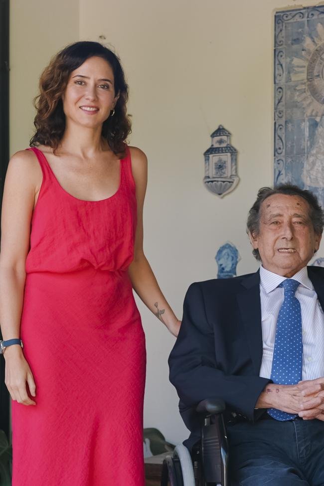Isabel Díaz Ayuso con vestido de Zara junto a Alfonso Ussía.